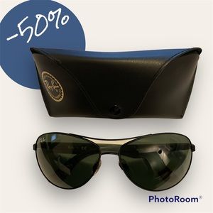 Athletic black framed Ray-Ban Aviator-inspired RB3526